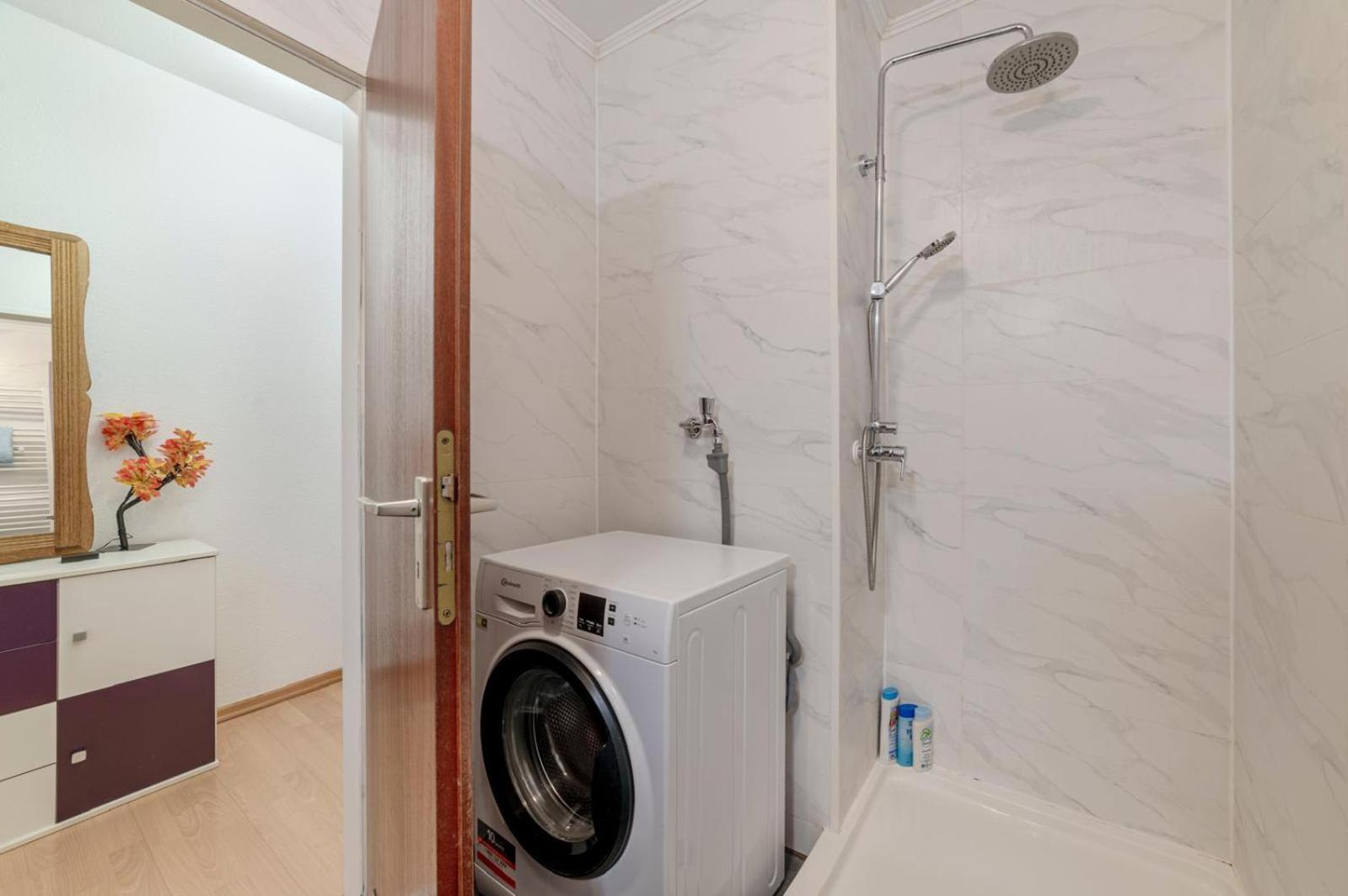 Schoene, Moeblierte Wohnung Mit Balkon Und Tiefgarage デュッセルドルフ エクステリア 写真