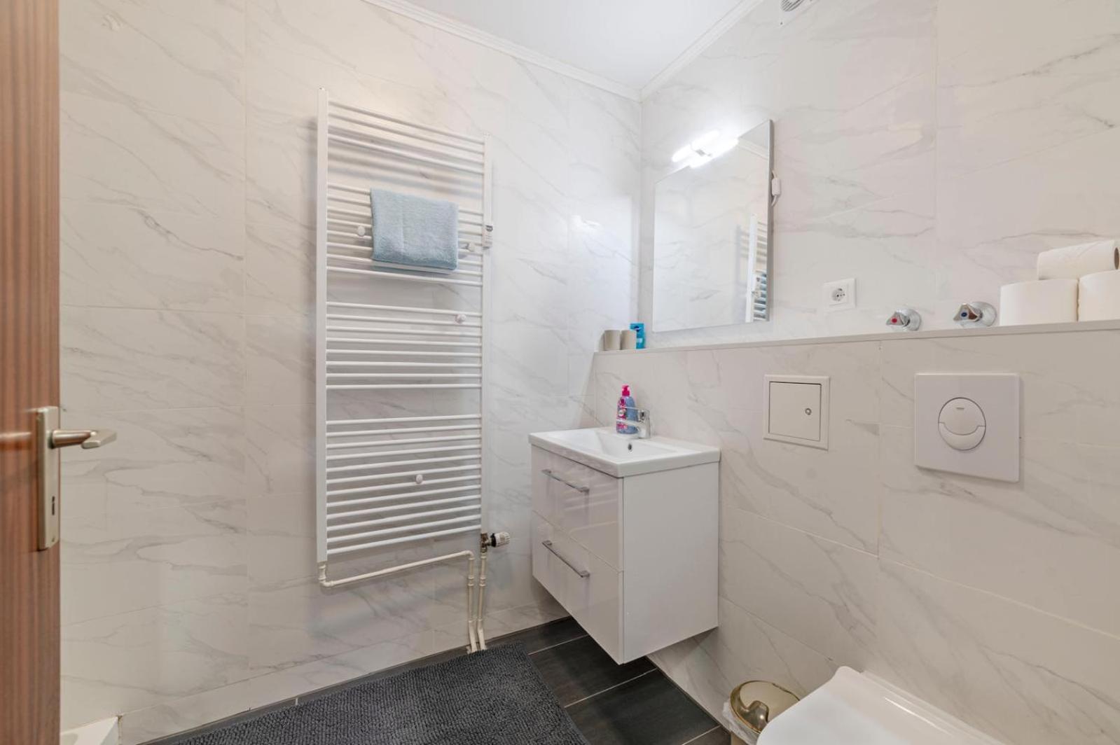 Schoene, Moeblierte Wohnung Mit Balkon Und Tiefgarage デュッセルドルフ エクステリア 写真