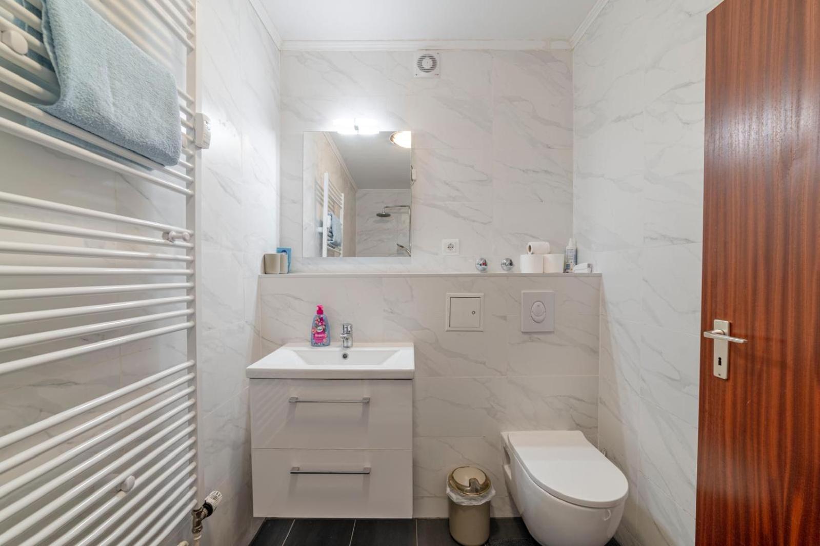 Schoene, Moeblierte Wohnung Mit Balkon Und Tiefgarage デュッセルドルフ エクステリア 写真